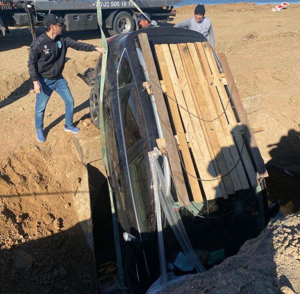 Авто с пассажирами провалилось в яму на трассе в Атырауской области